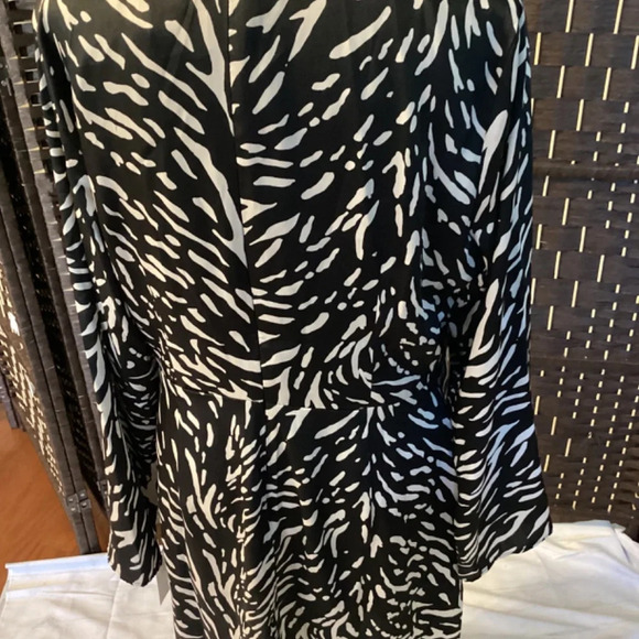 Donna Morgan Knee Legth Wrap Dress (Color: Black/Brush) - Picture 3 of 7